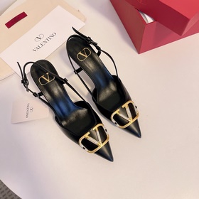 Сандалии Valentino с большой V-образной пряжкой и стразами, новей