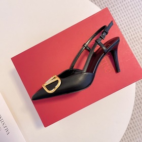 Сандалии Valentino с большой V-образной пряжкой и стразами, новей