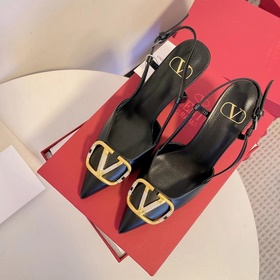 Сандалии Valentino с большой V-образной пряжкой и стразами, новей