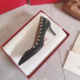 Valentino Rivets VT. SS настоятельно рекомендует эту модель обуви