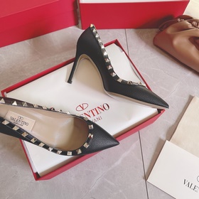 Valentino Rivets VT. SS настоятельно рекомендует эту модель обуви