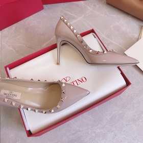 Valentino Rivets VT. SS настоятельно рекомендует эту модель обуви