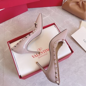 Valentino Rivets VT. SS настоятельно рекомендует эту модель обуви