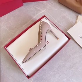 Valentino Rivets VT. SS настоятельно рекомендует эту модель обуви