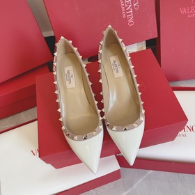 Valentino Rivets VT рекомендует эту модель обуви с заклепками, к