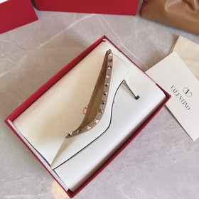 Valentino Rivets VT рекомендует эту модель обуви с заклепками, к