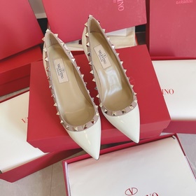Valentino Rivets VT рекомендует эту модель обуви с заклепками, к