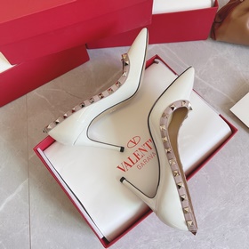 Valentino Rivets VT рекомендует эту модель обуви с заклепками, к