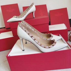 Valentino Rivets VT рекомендует эту модель обуви с заклепками, к