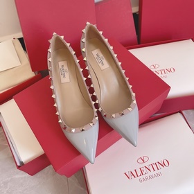 Valentino Rivets VT SS Рекомендуем эту модель обуви с заклепками.