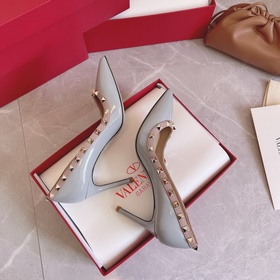 Valentino Rivets VT SS Рекомендуем эту модель обуви с заклепками.