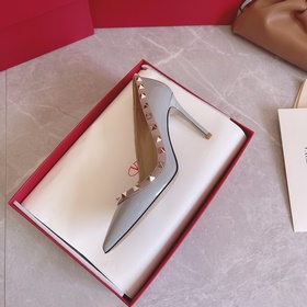 Valentino Rivets VT SS Рекомендуем эту модель обуви с заклепками.