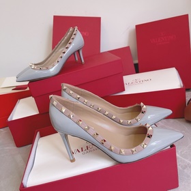 Valentino Rivets VT SS Рекомендуем эту модель обуви с заклепками.