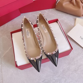 Valentino Rivets VT SS Рекомендуем эту модель обуви с заклепками.