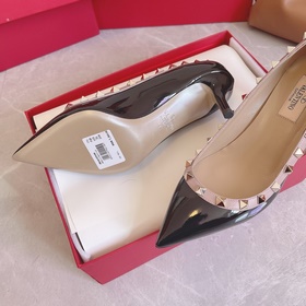 Valentino Rivets VT SS Рекомендуем эту модель обуви с заклепками.