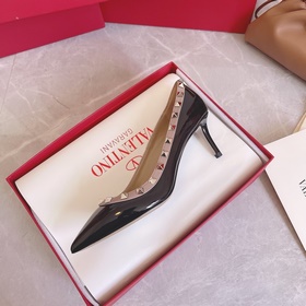 Valentino Rivets VT SS Рекомендуем эту модель обуви с заклепками.