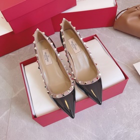 Valentino Rivets VT SS Рекомендуем эту модель обуви с заклепками.
