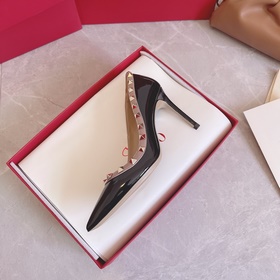 Valentino Rivets VT SS Рекомендуем эту модель обуви с заклепками.