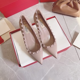 Valentino Rivet VT Рекомендуем эту модель обуви с заклепками. С м