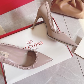 Valentino Rivet VT Рекомендуем эту модель обуви с заклепками. С м