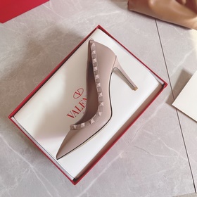 Valentino Rivet VT Рекомендуем эту модель обуви с заклепками. С м