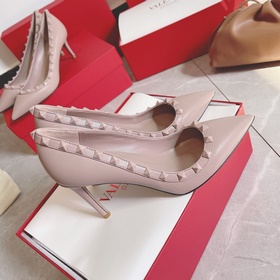 Valentino Rivet VT Рекомендуем эту модель обуви с заклепками. С м