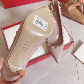 Valentino Rivet VT Рекомендуем эту модель обуви с заклепками. С м