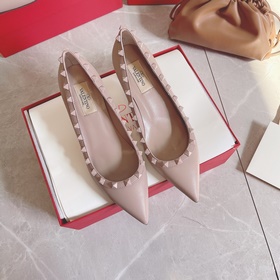 Valentino Rivet VT Рекомендуем эту модель обуви с заклепками. С м