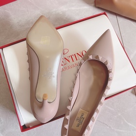 Valentino Rivet VT Рекомендуем эту модель обуви с заклепками. С м