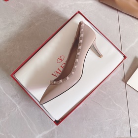 Valentino Rivet VT Рекомендуем эту модель обуви с заклепками. С м