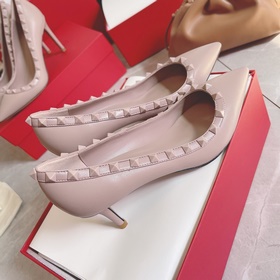Valentino Rivet VT Рекомендуем эту модель обуви с заклепками. С м