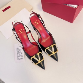 Сандалии Valentino с большой V-образной застежкой и стразами, нов