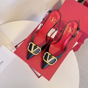 Сандалии Valentino с большой V-образной застежкой и стразами, нов