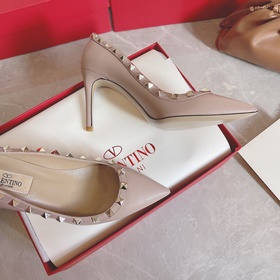 Valentino Rivets VTSS Рекомендуем эту модель обуви с заклепками. 