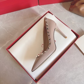Valentino Rivets VTSS Рекомендуем эту модель обуви с заклепками. 