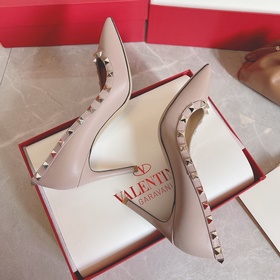 Valentino Rivets VTSS Рекомендуем эту модель обуви с заклепками. 