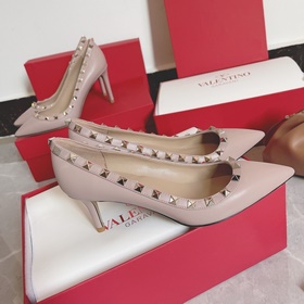 Valentino Rivets VTSS Рекомендуем эту модель обуви с заклепками. 
