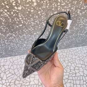 Сандалии Valentino VT с большой V-образной пряжкой, новейшая колл