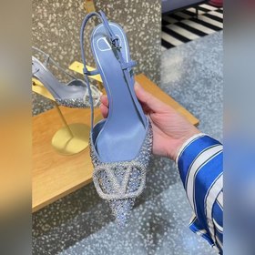 Сандалии Valentino VT с большой V-образной пряжкой, новейшая колл