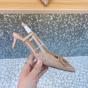Сандалии Valentino VT с большой V-образной пряжкой, новейшая колл
