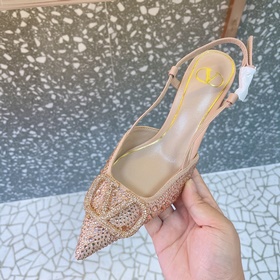 Сандалии Valentino VT с большой V-образной пряжкой, новейшая колл
