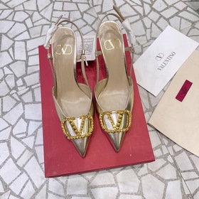 Сандалии Valentino с большой V-образной застежкой и стразами, нов