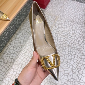 Сандалии Valentino с большой V-образной пряжкой и стразами, новей