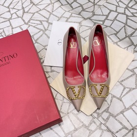 Сандалии Valentino с большой V-образной застежкой и стразами, нов