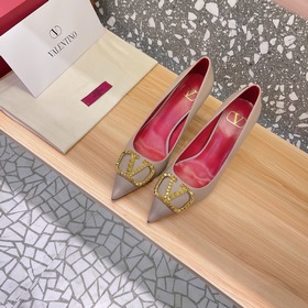 Сандалии Valentino с большой V-образной застежкой и стразами, нов