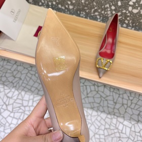 Сандалии Valentino с большой V-образной застежкой и стразами, нов
