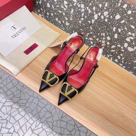 Сандалии Valentino с большой V-образной пряжкой и стразами, новей