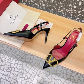 Сандалии Valentino с большой V-образной пряжкой и стразами, новей