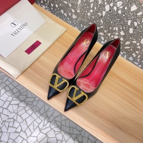 Сандалии Valentino с большой V-образной пряжкой и стразами, новей