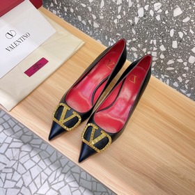 Сандалии Valentino с большой V-образной пряжкой и стразами, новей